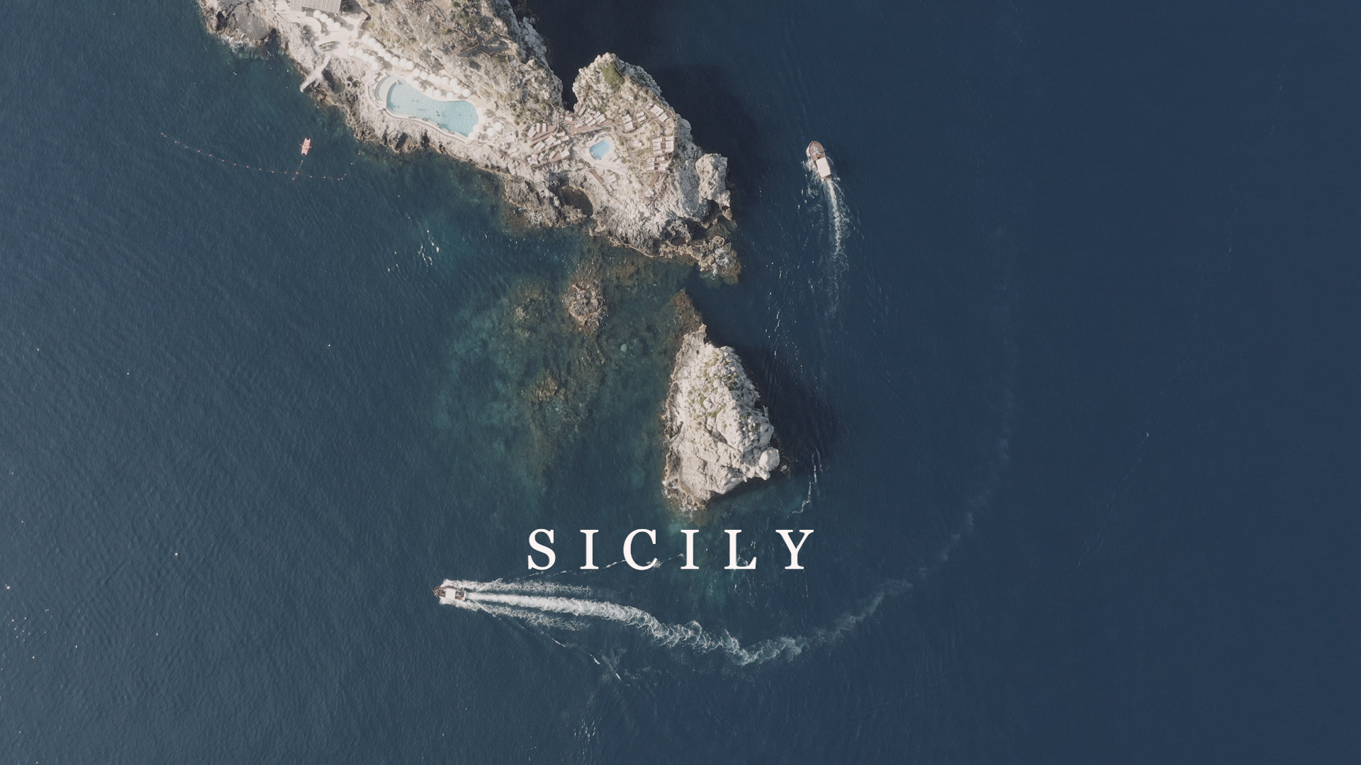 Isolotto visto dall'alto con la scritta Sicily